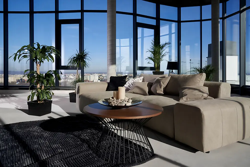 Concesionario de Mercedes benz muy luminoso y de alto estanding